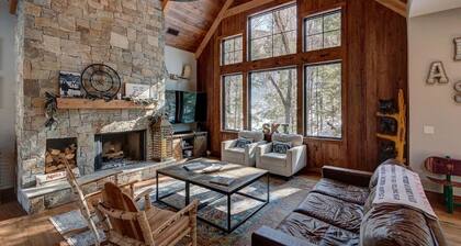 ⛷ 7BR Ski-In Hideaway | 🛁 Hot Tub | 🔥 Fire Pit | 🍖 BBQ | 🌅 Sunroom | Sleeps 19