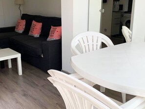 Dining - Cozy T2 Apartment with A/C, Garden, and Parking Near Beach (Cap d'Agde)