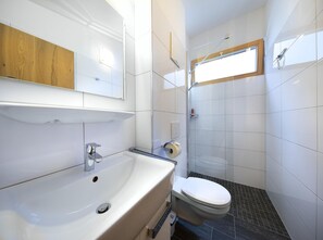 Bathroom - Apartment in Neukirchen Near Ski Lift (Neukirchen am Grossvenediger)