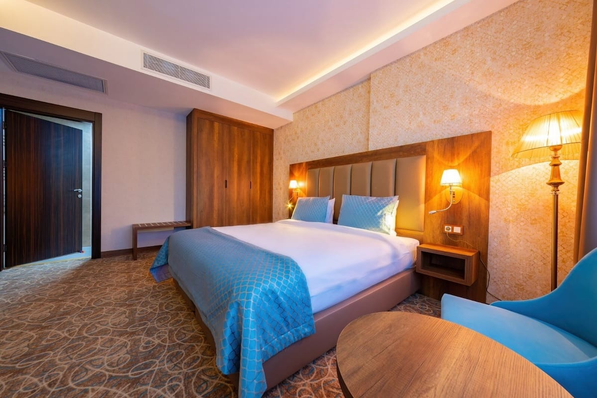 이집트산 면 시트, 고급 침구, 미니바, 객실 내 금고