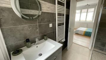 Douche, sèche-cheveux, serviettes fournies, papier toilette