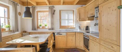 Chalet | Dapur pribadi | Lemari es, microwave, oven, dan mesin pencuci piring