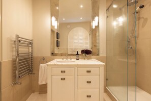 Séchoir à cheveux, serviettes fournies