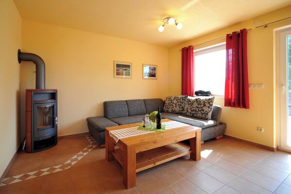 TV, caminetto, impianto stereo