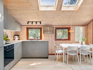 Fridge, oven, dishwasher, cookware/dishes/utensils