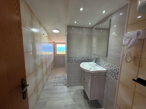 シャワー、ヘアドライヤー、タオル