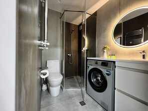 Haartrockner, Handtücher, Seife, Toilettenpapier