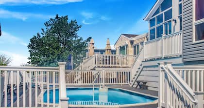 Waterfront 3BR Home in Brick w/ Swimming Pool