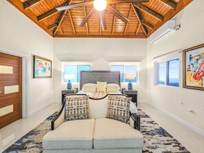 10 Schlafzimmer, Schreibtisch, Bügeleisen/Bügelbrett, Reisekinderbett