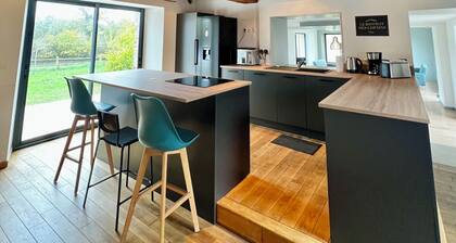 Maison des H, by the lake