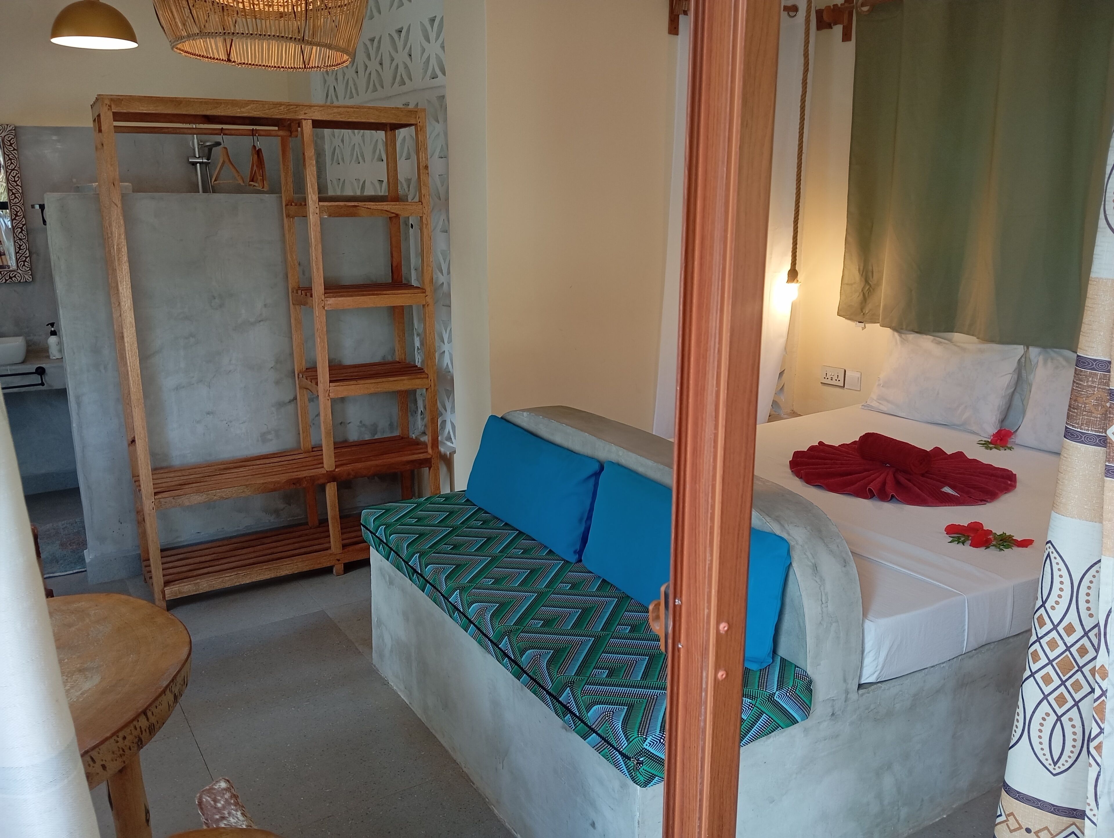 In-room safe, bed sheets