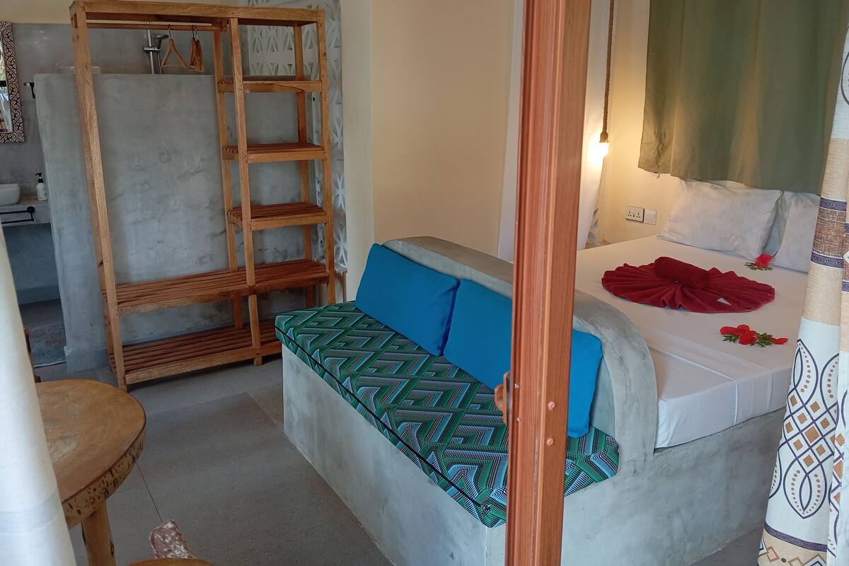 In-room safe, bed sheets