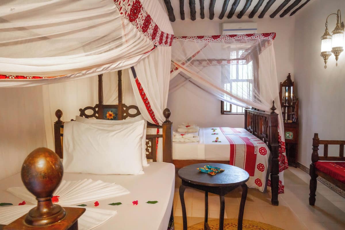 In-room safe, bed sheets