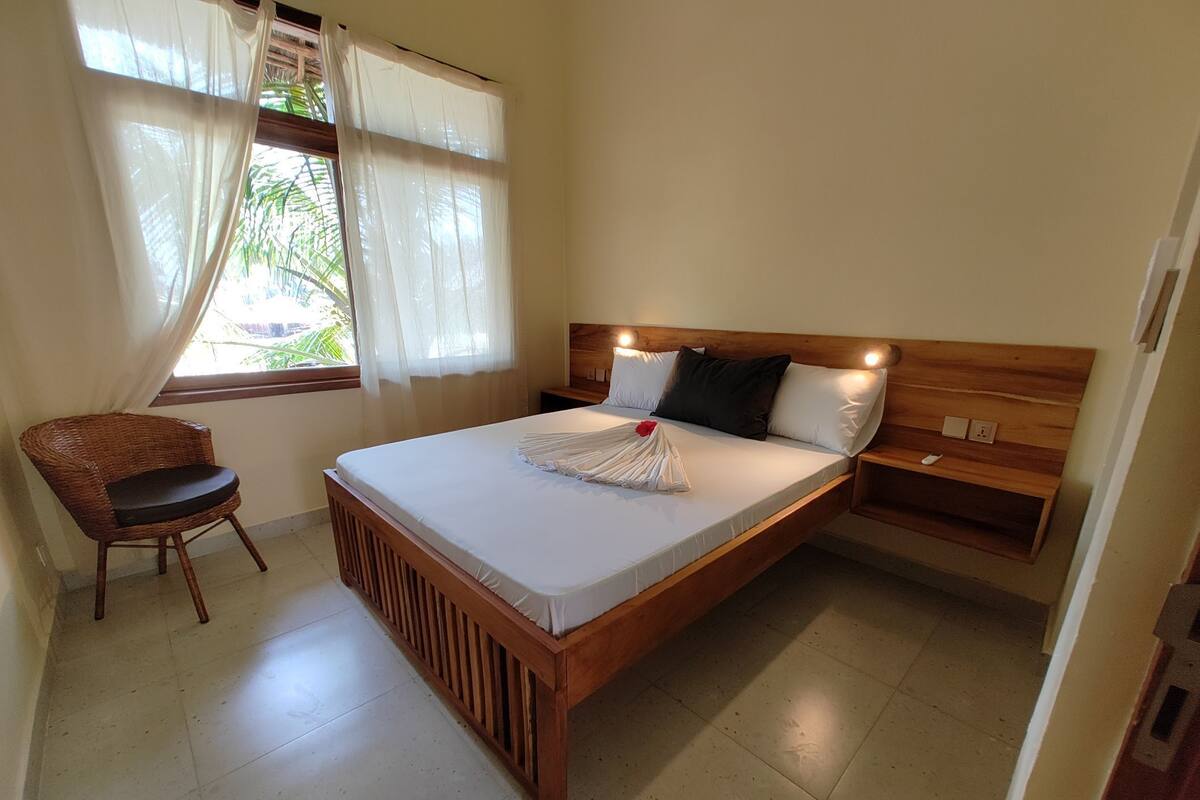 In-room safe, bed sheets