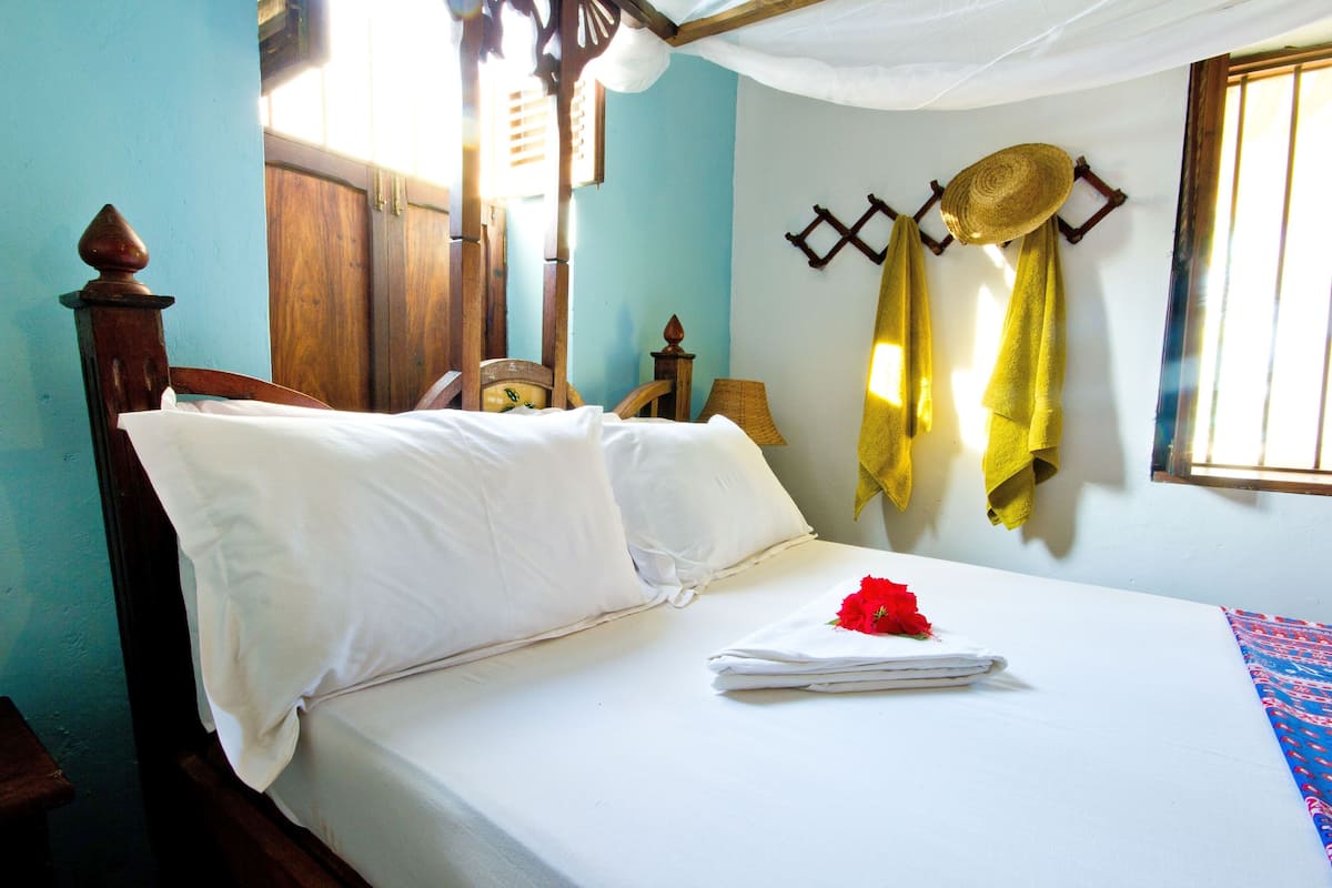 In-room safe, bed sheets