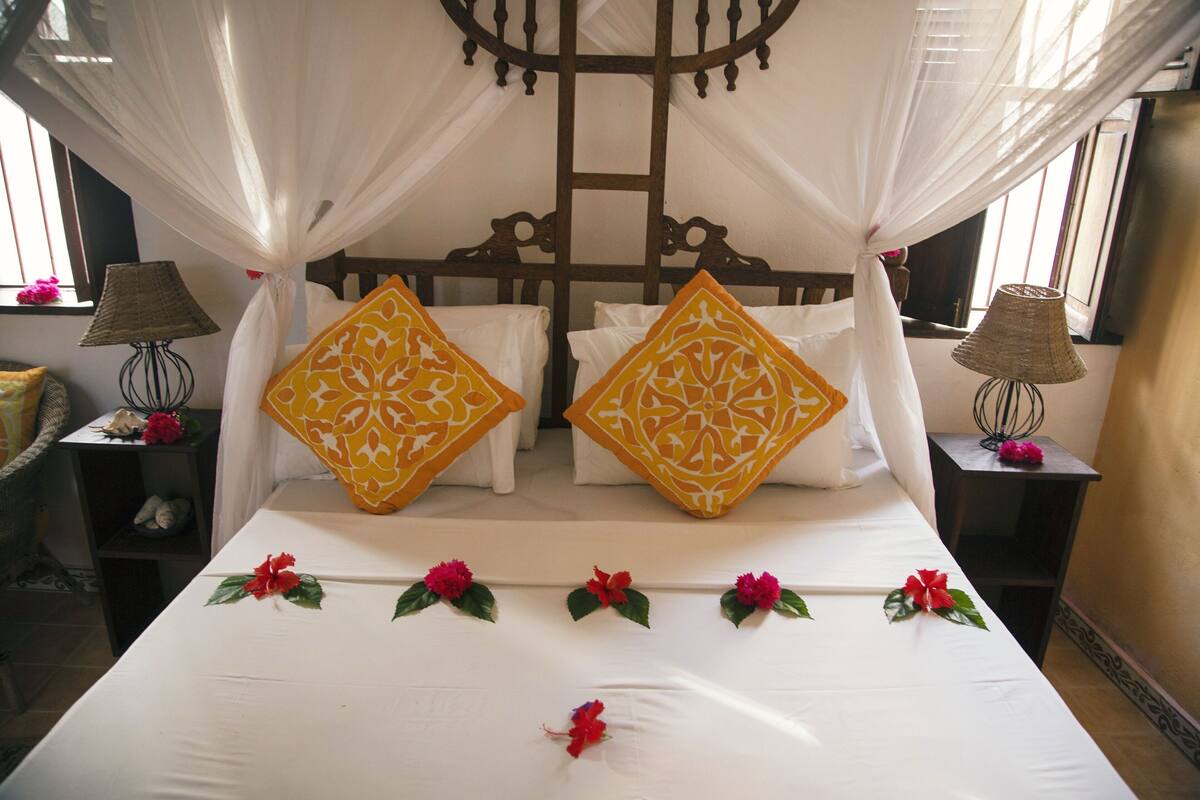 In-room safe, bed sheets