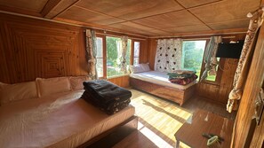 Quarto solteiro luxo, vista para a montanha | Escrivaninha, espaço de trabalho para notebook