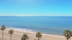 Ein Strand mit klarem, blauem Wasser und Palmen.