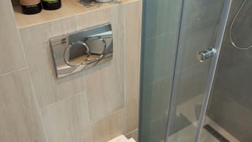 Secadora de cabello, toallas, jabón, papel de baño