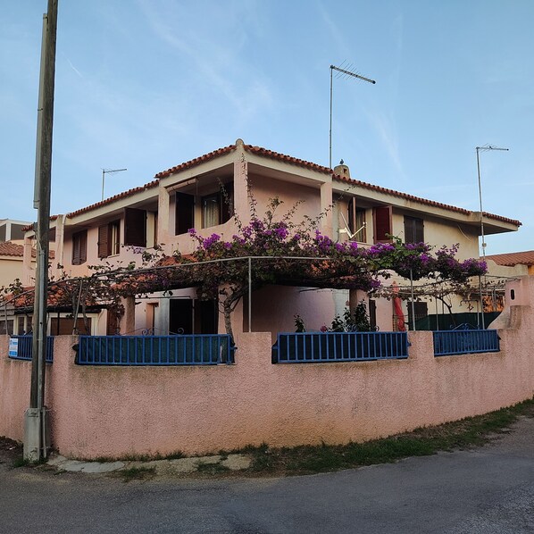 Front of property - Casa Rosada (Budoni)