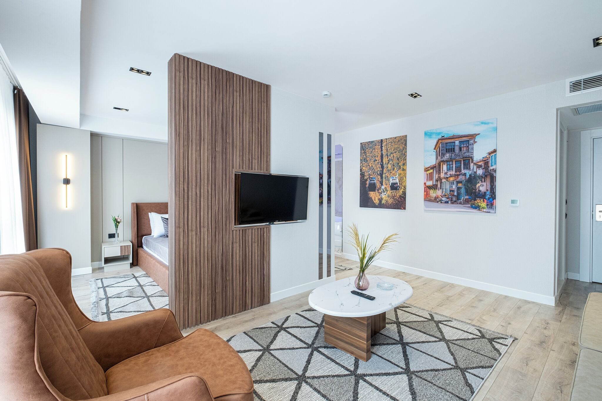 Jakuzi Suit Room | Sábanas de algodón egipcio, ropa de cama de alta calidad y minibar 