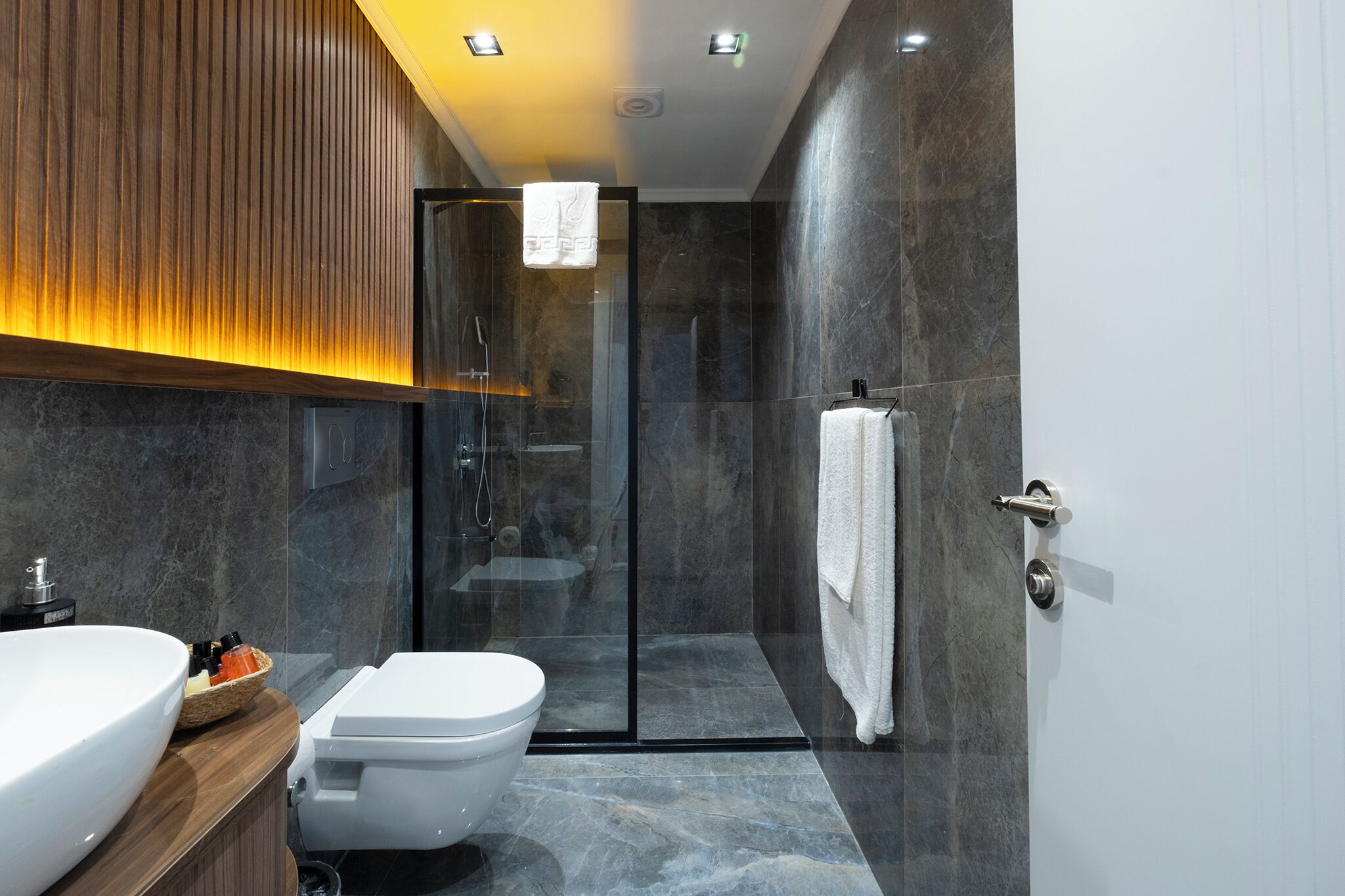 Duschwanne, kostenlose Toilettenartikel, Haartrockner, Hausschuhe