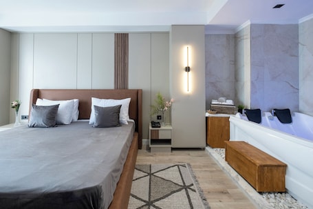 Egyptian cotton sheets, premium bedding, minibar, desk. EUPHRATES HOTEL