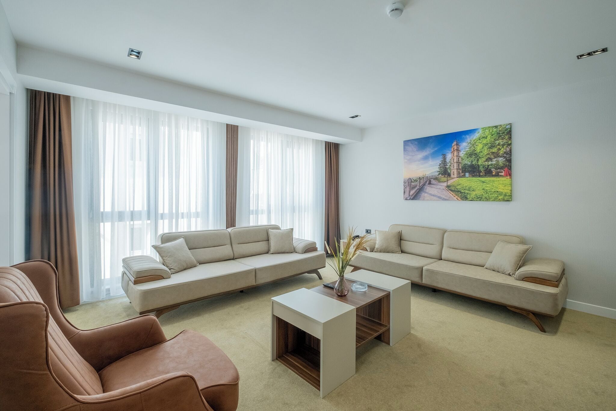 Family Room | Wohnbereich | 42-Zoll-Smart-TV mit Premium-TV-Sendern, Computerbildschirme, Drucker
