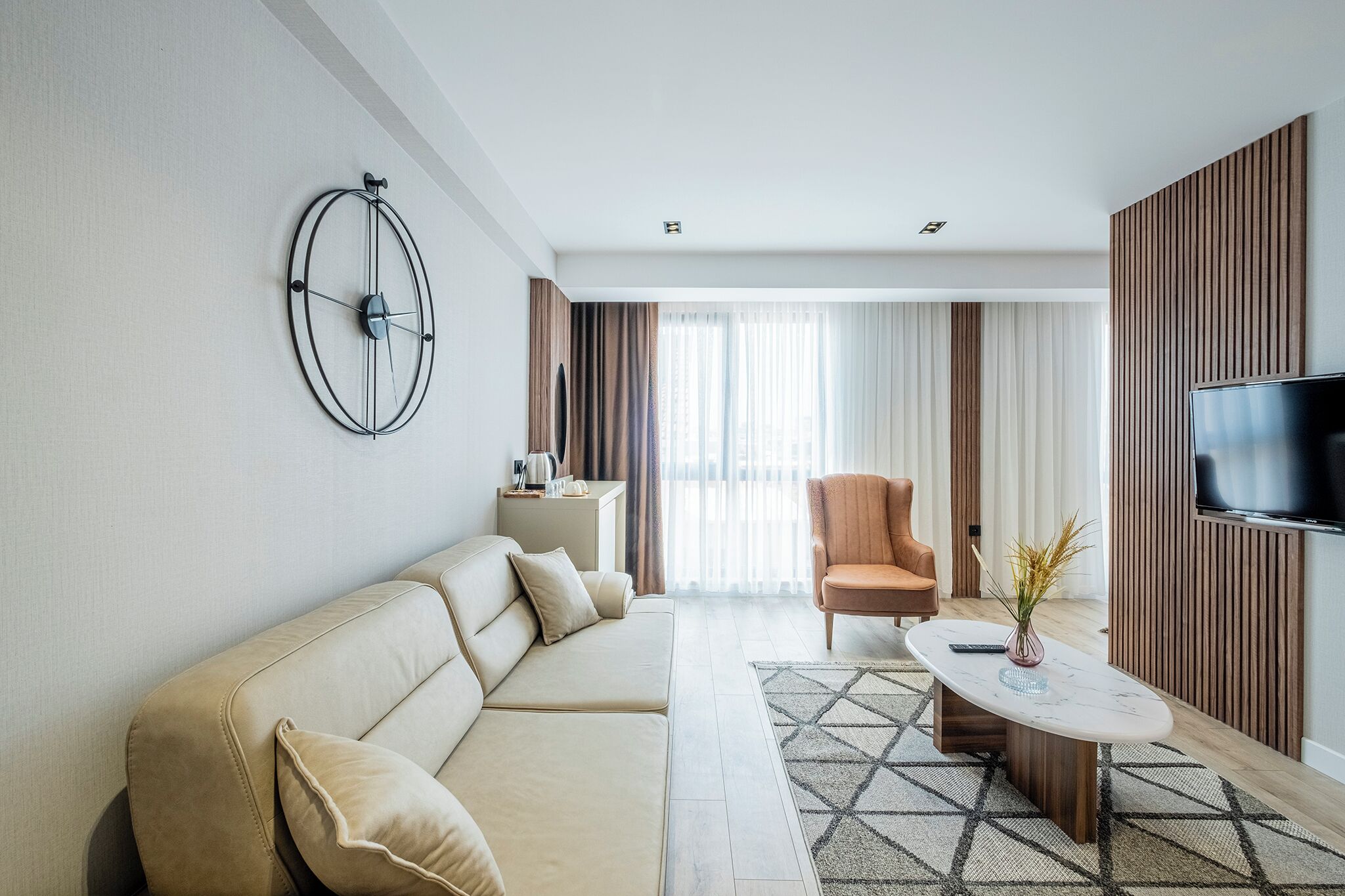 Jakuzi Suit Room with Balcony | Seprai katun Mesir, seprai premium, minibar, dan meja kerja