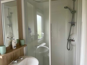 Apartment | Badezimmer | Dusche, kostenlose Toilettenartikel, Haartrockner, Handtücher