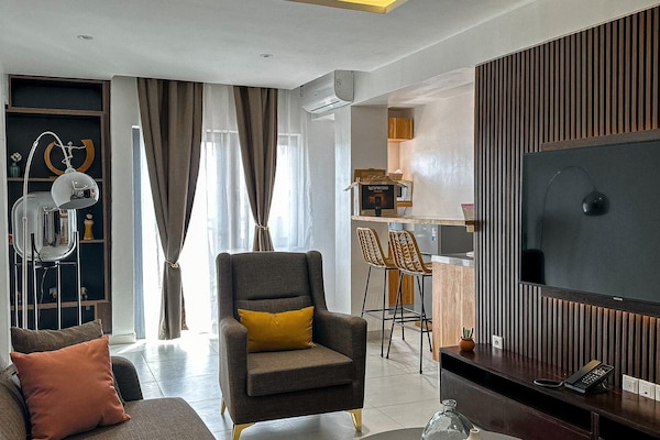 Luxury Penthouse, City View | Living area | 45-inch Smart TV with cable channels