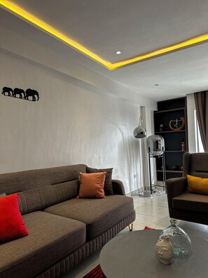 Luksus-loftsleilighet, byutsikt | Oppholdsområde | En 45-tommers smart-TV med kabel-kanaler