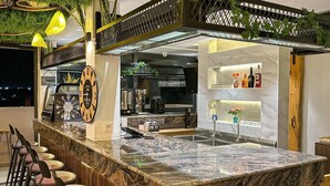 Eine Bar mit Marmorplatte, Holzvertäfelung und Barhocker.