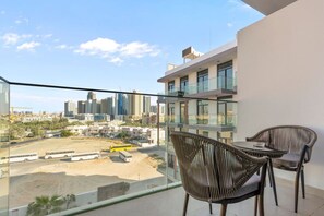 Outdoor dining - Sun-Kissed Studio with Warm Terracotta Details (Dubai)