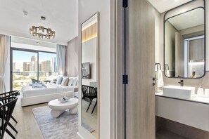 1 bedroom, iron/ironing board, travel cot, WiFi - Sun-Kissed Studio with Warm Terracotta Details (Dubai)