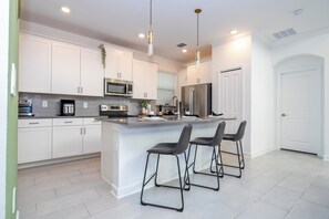 Fridge, microwave, oven, stovetop - Modern 5Bed Villa with Pool & Spa in Resort 560 (Davenport)