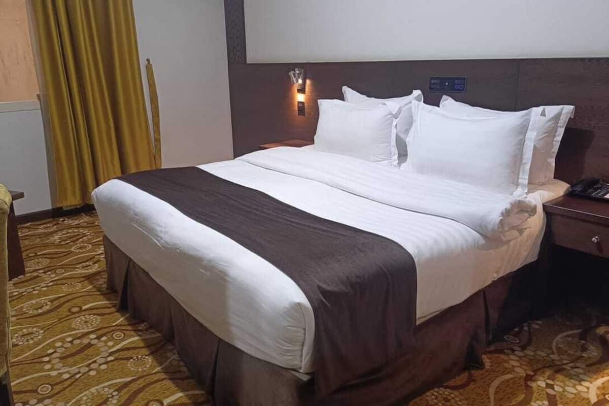 Double Room, 1 Queen Bed | In-room safe, blackout drapes, WiFi (free)