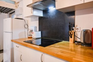 KylskÄp, mikrovÄgsugn, spishÀll och kaffe- och tebryggare