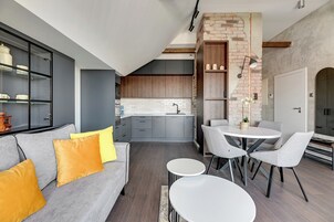Exclusive Apartment | Peralatan tempat tidur hipoalergenik, ruang kerja komputer riba
