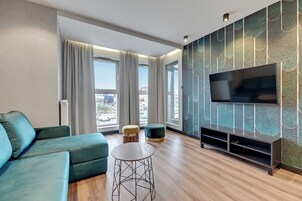 Deluxe Apartment | Peralatan tempat tidur hipoalergenik, ruang kerja komputer riba