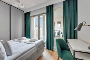 Deluxe Apartment | Peralatan tempat tidur hipoalergenik, ruang kerja komputer riba