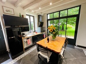 Fridge, microwave, oven, dishwasher - Charming cottage in Touraine with garden, near Loire castles (Avon-les-Roches)