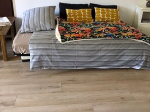 1 bedroom, bed sheets