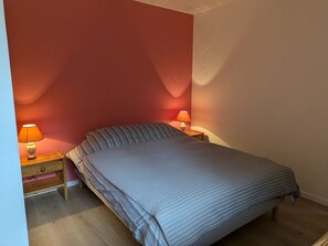 1 bedroom, bed sheets