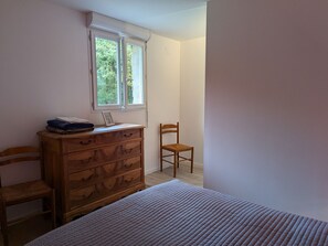 1 bedroom, bed sheets