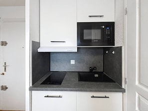 Geladeira, micro-ondas, cooktop, cadeirão de bebê
