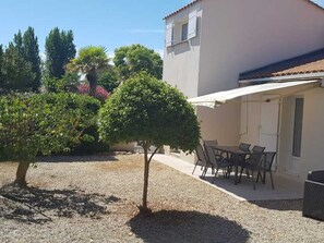Outdoor dining - Quiet Vacation Home - Pets Allowed (La Faute-sur-Mer)