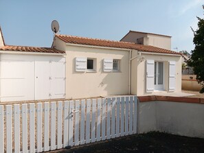 Exterior - Quiet Vacation Home - Pets Allowed (La Faute-sur-Mer)