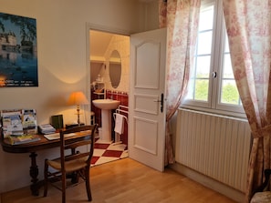 Unclassified image, 4 of 12, button - Comfortable family suite with WiFi in Saint-Benoît-sur-Loire, pets allowed (Saint-Benoît-sur-Loire)