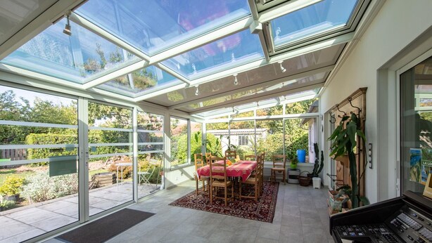 A conservatory with a piano, a dining table, and chairs. - Room La Loire - Disabled Access, WiFi, Pets Allowed (Saint-Benoît-sur-Loire)
